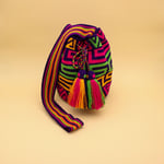 Sac sapzurro violet rose jaune mochila Wayuu. Fabriquée à la main. fabrication équitable. slow fashion. couleurs estivales et vives. 