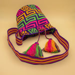 Sac sapzurro violet rose jaune mochila Wayuu. Fabriquée à la main. fabrication équitable. slow fashion. couleurs estivales et vives. 