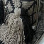 Petit sac bandoulière mochila femme et homme, tissé à la main par des tisserandes de la communauté Wayuu en Colombie. Issu d'une mode éthique et slow-fashion.