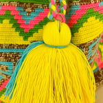 Sac à bandoulière, tissé à la main par des tisserandes de la communauté Wayuu en Colombie. 