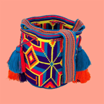 Sac bandoulière mochila femme et homme, tissé à la main par des tisserandes de la communauté Wayuu en Colombie. Issu d'une mode éthique et slow-fashion.
