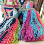 Petit sac bandoulière mochila femme et homme, tissé à la main par des tisserandes de la communauté Wayuu en Colombie. Issu d'une mode éthique et slow-fashion.