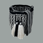 Sac mochila femme et homme, tissé à la main par des tisserandes de la communauté Wayuu en Colombie. Issu d'une mode éthique et slow-fashion.
