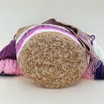 Sac à bandoulière tissé à la main par des tisserandes de la communauté indigène Wayuu en Colombie. Issu du commerce équitable et dans une démarche de Slow-Fashion.