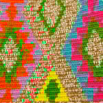 Sac à bandoulière, tissé à la main par des tisserandes de la communauté Wayuu en Colombie. 