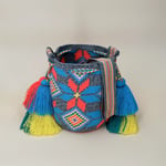 Petit sac bandoulière mochila femme et homme, tissé à la main par des tisserandes de la communauté Wayuu en Colombie. Issu d'une mode éthique et slow-fashion.