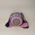 Petit sac bandoulière mochila femme et homme, tissé à la main par des tisserandes de la communauté Wayuu en Colombie. Issu d'une mode éthique et slow-fashion.