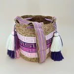 Sac à bandoulière tissé à la main par des tisserandes de la communauté indigène Wayuu en Colombie. Issu du commerce équitable et dans une démarche de Slow-Fashion.