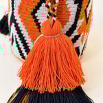 Petit sac bandoulière mochila femme et homme, tissé à la main par des tisserandes de la communauté Wayuu en Colombie. Issu d'une mode éthique et slow-fashion.
