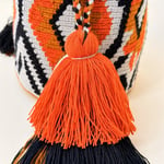 Petit sac bandoulière mochila femme et homme, tissé à la main par des tisserandes de la communauté Wayuu en Colombie. Issu d'une mode éthique et slow-fashion.
