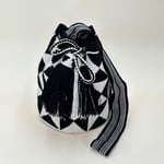 Sac à bandoulière, tissé à la main par des tisserandes de la communauté indigène Wayuu en Colombie. Sac issu du commerce équitable et dans une démarche de Slow-Fashion.
