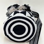 Sac à bandoulière, tissé à la main par des tisserandes de la communauté indigène Wayuu en Colombie. Sac issu du commerce équitable et dans une démarche de Slow-Fashion.