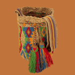 Sac bandoulière mochila femme et homme, tissé à la main par des tisserandes de la communauté Wayuu en Colombie. Issu d'une mode éthique et slow-fashion.
