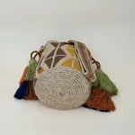 Petit sac bandoulière mochila femme et homme, tissé à la main par des tisserandes de la communauté Wayuu en Colombie. Issu d'une mode éthique et slow-fashion.