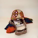 Petit sac bandoulière mochila femme et homme, tissé à la main par des tisserandes de la communauté Wayuu en Colombie. Issu d'une mode éthique et slow-fashion.
