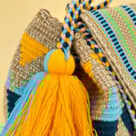 Sac à bandoulière, tissé à la main par des tisserandes de la communauté Wayuu en Colombie. 