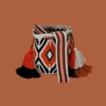 Petit sac bandoulière mochila femme et homme, tissé à la main par des tisserandes de la communauté Wayuu en Colombie. Issu d'une mode éthique et slow-fashion.
