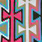 Sac à bandoulière, tissé à la main par des tisserandes de la communauté indigène Wayuu en Colombie. Sac issu du commerce équitable et dans une démarche de Slow-Fashion.